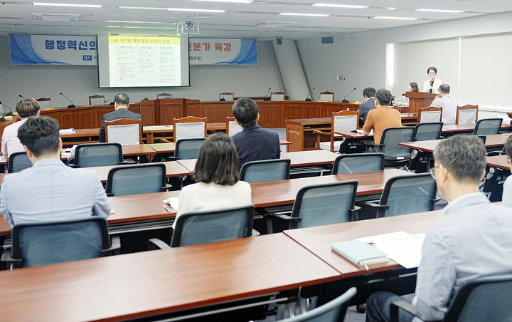 [광주=뉴시스] 광주시의회가 3일 의회 회의실에서 의원과 직원 역량 강화를 위해 '당신이 도입할 인공지능(AI) 의도대로 동작할까요'라는 주제로 교육을 했다. (사진=광주시의회 제공) 2024.09.03. photo@newsis.com *재판매 및 DB 금지