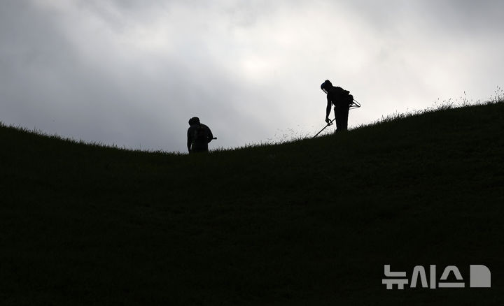 [경주=뉴시스] 이무열 기자 = 지난 3일 오전 경북 경주시 사적관리과 관계자들이 대릉원 황남대총에서 벌초작업을 하고 있는 모습. 2024.09.03. lmy@newsis.com