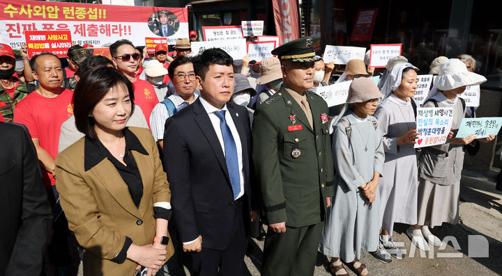 [서울=뉴시스] 홍효식 기자 = 채 상병 순직 사건을 수사하다가 보직 해임된 박정훈(대령) 전 해병대 수사단장이 3일 오전 서울 용산구 중앙지역군사법원에서 열리는 항명과 상관 명예훼손 혐의에 대한 7차 공판 출석에 앞서 기자회견에 참석해 있다. 2024.09.03. yesphoto@newsis.com