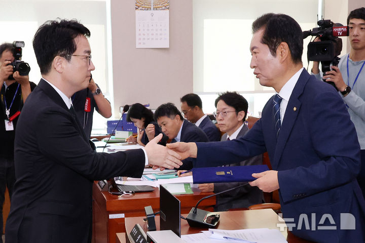 [서울=뉴시스] 조성우 기자 = 심우정 검찰총장 후보자가 3일 오전 서울 여의도 국회에서 열린 법제사법위원회의 인사청문회에서 정청래 위원장에게 증인선서문을 제출하고 있다. 2024.09.03. xconfind@newsis.com