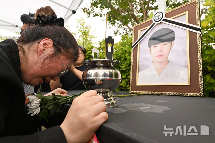 [광주=뉴시스] 이영주 기자 = 전남 장성군의 한 초등학교에서 에어컨을 설치하다 온열질환으로 숨진 설치기사 양모(27)씨의 어머니가 3일 오전 광주 북구 광주고용노동청 앞에 마련된 양씨의 분향소에서 영정사진을 바라보며 오열하고 있다. 2024.09.03. leeyj2578@newsis.com