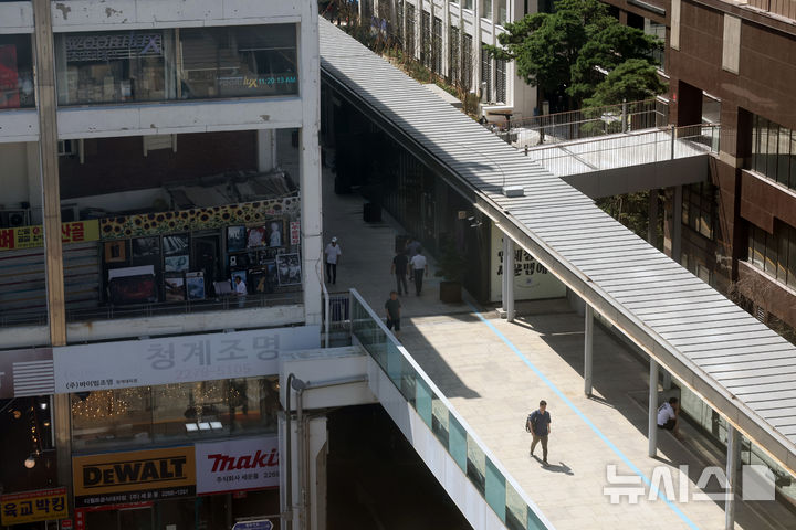 [서울=뉴시스] 김금보 기자 = 3일 서울 종로구 세운상가 공중 보행로에서 시민들이 이동하고 있다. 서울 종로구 세운상가 공중 보행로가 철거된다. 서울시에 따르면 시는 삼풍상가·호텔PJ 구간의 공중 보행로를 철거하는 방안과 관련해 이달 중 주민 공청회를 연다. 세운상가 공중 보행로는 종묘~세운상가~청계·대림상가~삼풍상가·호텔PJ~인현·진양상가까지 7개 상가를 잇는 약 1㎞ 길이 다리 겸 보행로다. 2024.09.03. kgb@newsis.com