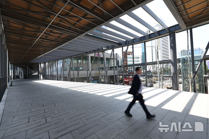 [서울=뉴시스] 김금보 기자 = 3일 서울 종로구 세운상가 공중 보행로에서 시민들이 이동하고 있다. 서울 종로구 세운상가 공중 보행로가 철거된다. 서울시에 따르면 시는 삼풍상가·호텔PJ 구간의 공중 보행로를 철거하는 방안과 관련해 이달 중 주민 공청회를 연다. 세운상가 공중 보행로는 종묘~세운상가~청계·대림상가~삼풍상가·호텔PJ~인현·진양상가까지 7개 상가를 잇는 약 1㎞ 길이 다리 겸 보행로다. 2024.09.03. kgb@newsis.com