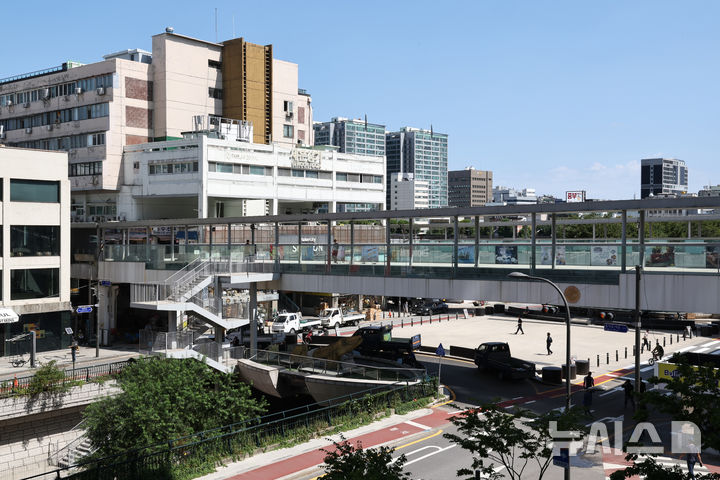 [서울=뉴시스] 김금보 기자 = 3일 서울 종로구 세운상가 공중 보행로에서 시민들이 이동하고 있다. 서울 종로구 세운상가 공중 보행로가 철거된다. 서울시에 따르면 시는 삼풍상가·호텔PJ 구간의 공중 보행로를 철거하는 방안과 관련해 이달 중 주민 공청회를 연다. 세운상가 공중 보행로는 종묘~세운상가~청계·대림상가~삼풍상가·호텔PJ~인현·진양상가까지 7개 상가를 잇는 약 1㎞ 길이 다리 겸 보행로다. 2024.09.03. kgb@newsis.com