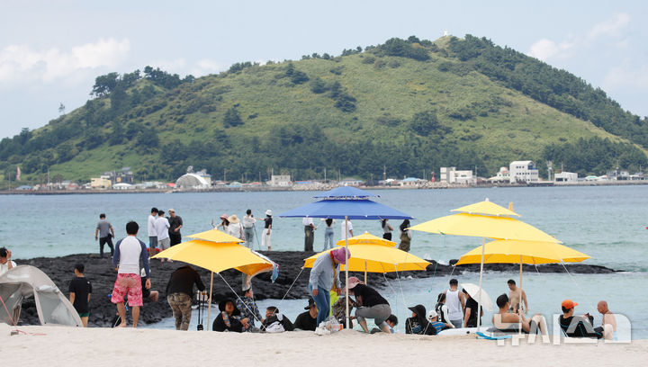 [제주=뉴시스] 우장호 기자 = 9월에도 가시지 않는 더위로 열대야 현상이 발생한 3일 제주시 한림읍 협재해수욕장에 관광객들이 찾아와 물놀이를 즐기고 있다.  기상청에 따르면 올해 제주(북부) 열대야 발생 일수는 57일로 1923년 기상 관측 이후 역대 최다 기록인 2022년 56일을 넘겼다. 2024.09.03. woo1223@newsis.com