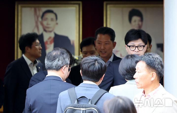 [구미=뉴시스] 이무열 기자 = 한동훈 국민의힘 대표가 3일 오후 경북 구미시 상모동 박정희 전 대통령 생가를 방문해 참배 후 이동하고 있다. 2024.09.03. lmy@newsis.com