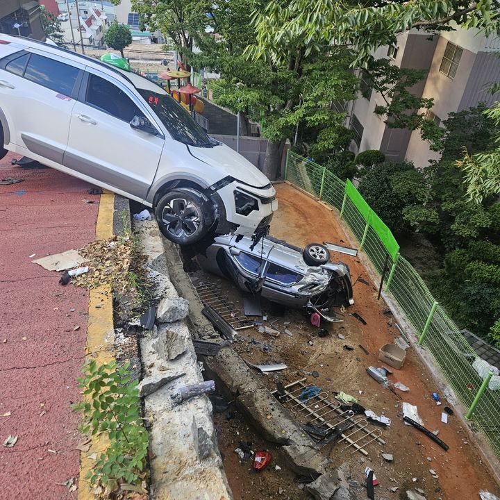 [부산=뉴시스] 3일 오후 부산 북구의 한 아파트 옆 경사로에서 A(70대)씨가 운전한 택시가 주차돼 있던 SUV(스포츠유틸리티차량)을 치었다. (사진=부산소방재난본부 제공) 2024.09.04. photo@newsis.com *재판매 및 DB 금지