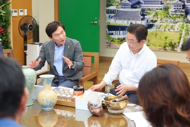 [경산=뉴시스] 이철우 경북도지사(오른쪽)가 조현일 경산시장과 면담을 하고 있다. (사진=경산시 제공) 2024.09.04. photo@newsis.com *재판매 및 DB 금지