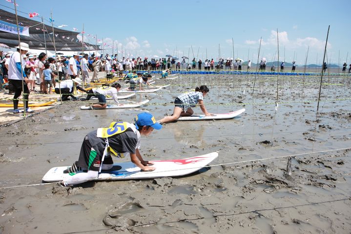 [보성=뉴시스] 보성 벌교갯벌 레저뻘배대회 모습. (사진 = 보성군청 제공) photo@newsis.com *재판매 및 DB 금지