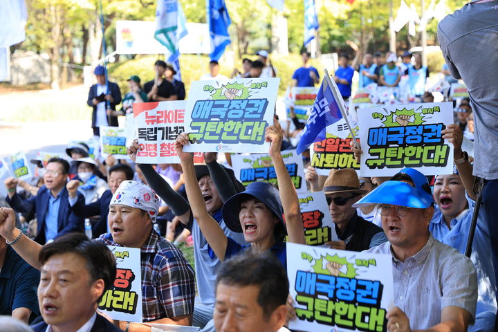 [천안=뉴시스] 25개 독립운동가 선양단체로 구성된 항일독립선열선양단체연합이 김형석 독립기념관장의 사퇴를 촉구하고 있다. 2024.9.4 spacedust1@newsis.com *재판매 및 DB 금지