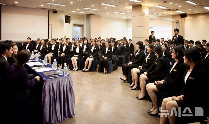 [전주=뉴시스]윤난슬 기자 = 전북 전주대학교 호텔경영학과는 학생들의 진로 결정과 글로벌 취업 역량 강화를 위한 '2024년 2학기 진로 탐색 행사'를 4일 지역혁신관 호텔식음료서비스실습실에서 진행했다고 밝혔다.(사진=전주대 제공)