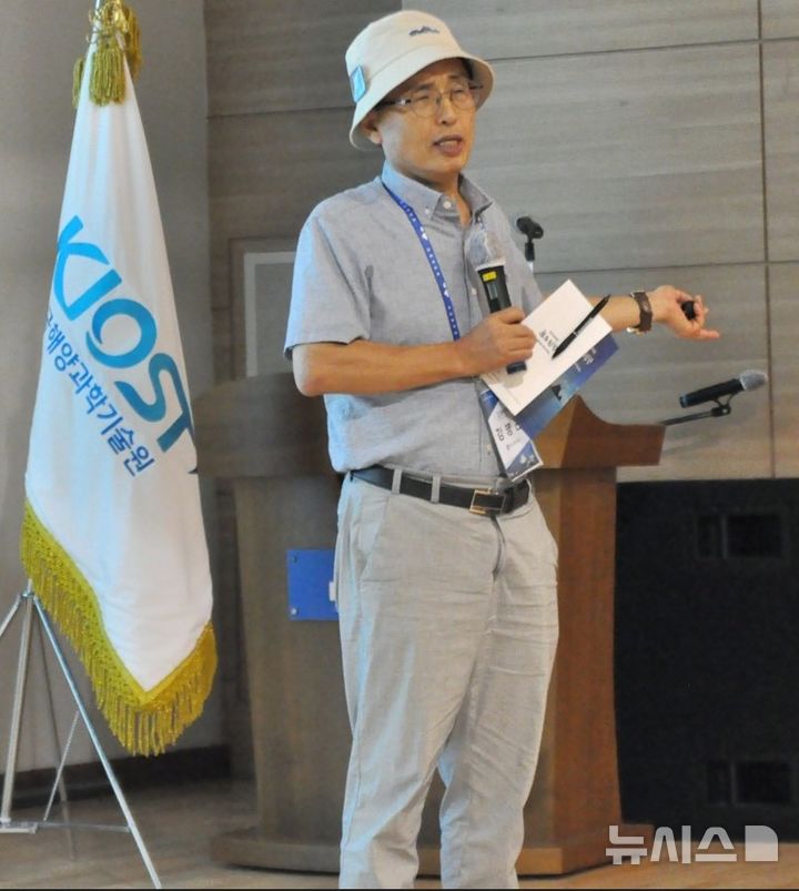 [서울=뉴시스] 강병근 고려대학교 법학전문대학원 교수가 지난 3일 경북 울진 한국해양과학기술원 동해연구소에서 열린 '2024 독도탐방'에서 특별 강연을 하는 모습. 