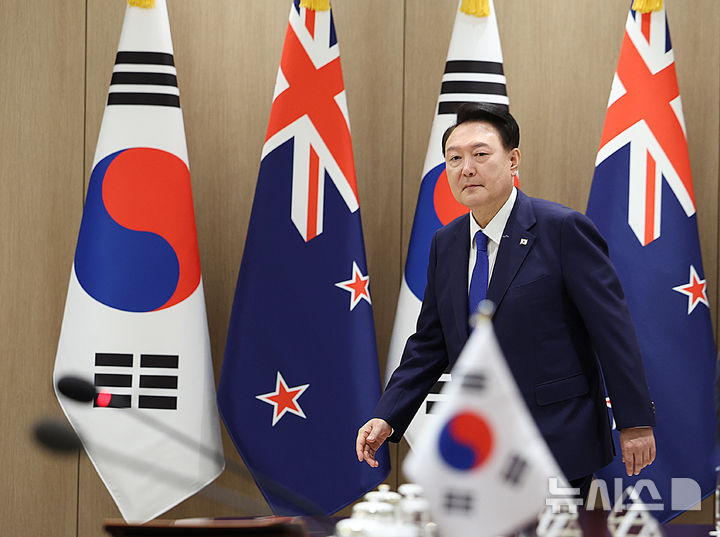 [서울=뉴시스] 최진석 기자 = 윤석열 대통령이 4일 서울 용산 대통령실에서 열린 한·뉴질랜드 정상회담에서 크리스토퍼 럭슨 뉴질랜드 총리와 악수 후 자리로 향하고 있다. (대통령실통신사진기자단) 2024.09.04. myjs@newsis.com