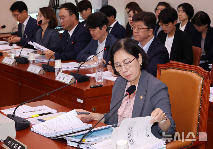 [서울=뉴시스] 조성우 기자 = 신영숙 여성가족부 차관(장관 직무대행)이 4일 오후 서울 여의도 국회에서 열린 여성가족위원회 전체회의에서 딥페이크 성범죄 관련 현안 보고 자료를 보고 있다. 2024.09.04. xconfind@newsis.com