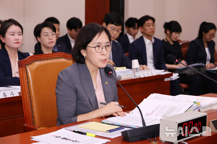 [서울=뉴시스] 조성우 기자 = 신영숙 여성가족부 차관(장관 직무대행)이 지난 4일 오후 서울 여의도 국회에서 열린 여성가족위원회의 딥페이크 성범죄 관련 현안질의에서 의원 질의에 답변하고 있다. 2024.09.04. xconfind@newsis.com