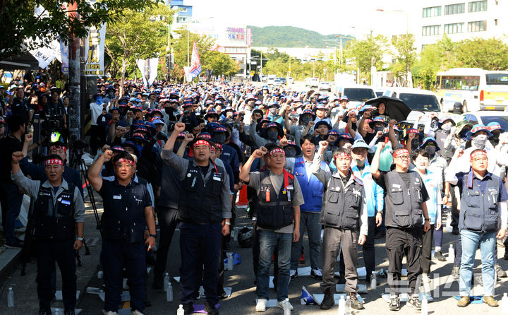 [울산=뉴시스] 배병수 기자 = 국내 조선업종 노조연대 조합원들이 이달 4일 오후 HD현대중공업 울산 본사 앞에서 열린 총파업 결의대회에서 구호를 외치고 있다. 2024.09.04.bbs@newsis.com