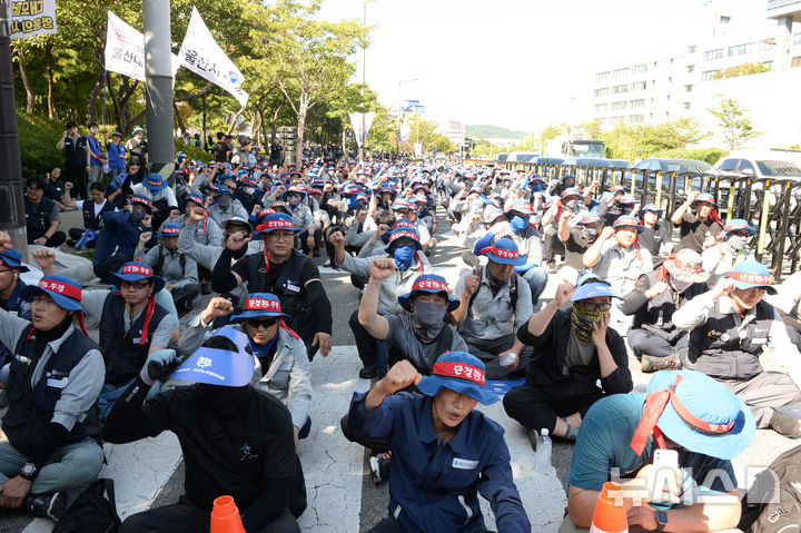 [울산=뉴시스] 배병수 기자 = 국내 조선업종 노조연대 관계자들이 지난 4일 오후 HD현대중공업 울산 본사 앞에서 총파업 결의대회를 진행하고 있다. 2024.09.04.bbs@newsis.com