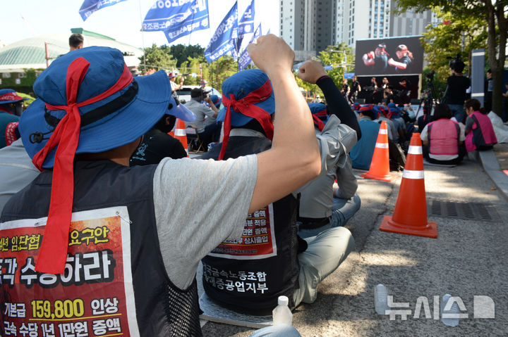 [울산=뉴시스] 배병수 기자 = 국내 조선업종 노조연대 관계자들이 4일 오후 HD현대중공업 울산 본사 앞에서 총파업 결의대회에서 조합원들이 구호를 외치고 있다. 2024.09.04.bbs@newsis.com.