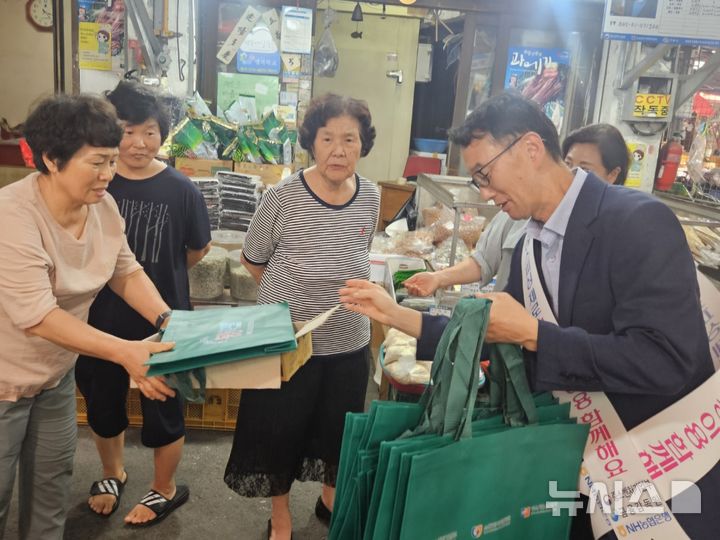 [진주=뉴시스] 경남중기청 손한국 청장이 지난 4일 오후 진주 자유시장에서 전통시장 이용 활성화 캠페인에 참여해 시민들에게 장바구니를 나눠주고 있다. (사진=경남중기청 제공) 2024.09.05. photo@newsis.com