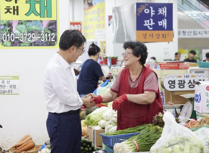 [수원=뉴시스] 전통시장 방문한 김동연 경기도지사. (사진=경기도 제공) *재판매 및 DB 금지