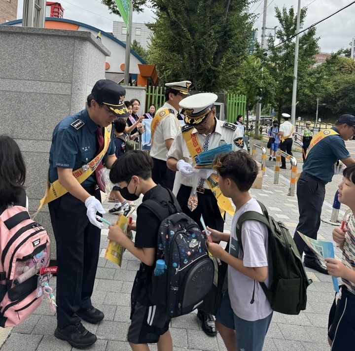 [대구=뉴시스] 대구 강북경찰서가 개학철을 맞아 태현초등학교 어린이 보호구역에서 '아이 먼저 어린이 교통안전 합동 캠페인'을 펼쳤다. (사진=대구 강북경찰서 제공) 2024.09.05. photo@newsis.com *재판매 및 DB 금지