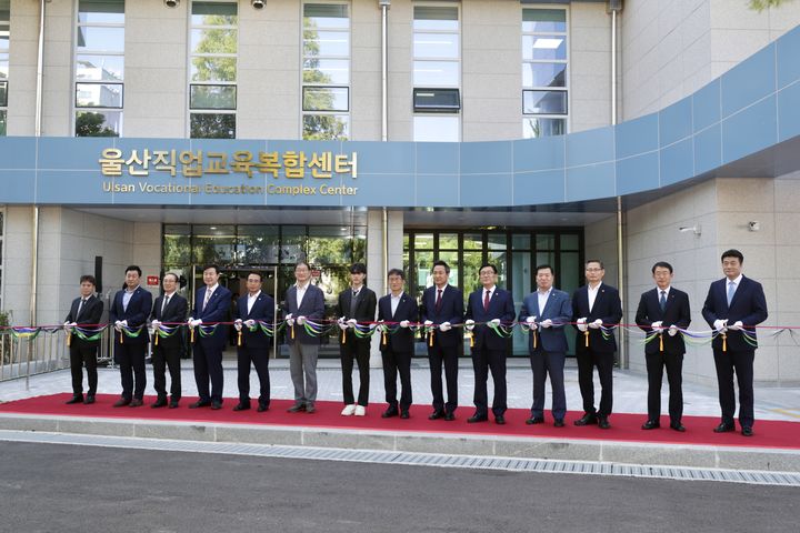 [울산=뉴시스] 구미현 기자 = 울산시교육청은 5일 울산공업고 내에 전국 최초 '울산직업교육복합센터'를 개관했다. 천창수 울산교육감을 비롯한 내빈들이 기념 촬영을 하고 있다. 2024.09.05. (울산시교육청 제공) photo@newsis.com *재판매 및 DB 금지