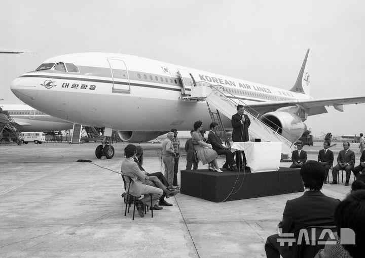 [서울=뉴시스]툴루즈에서 첫 A300B4이 대한항공에 인도되는 모습. (사진 = 에어버스 제공)