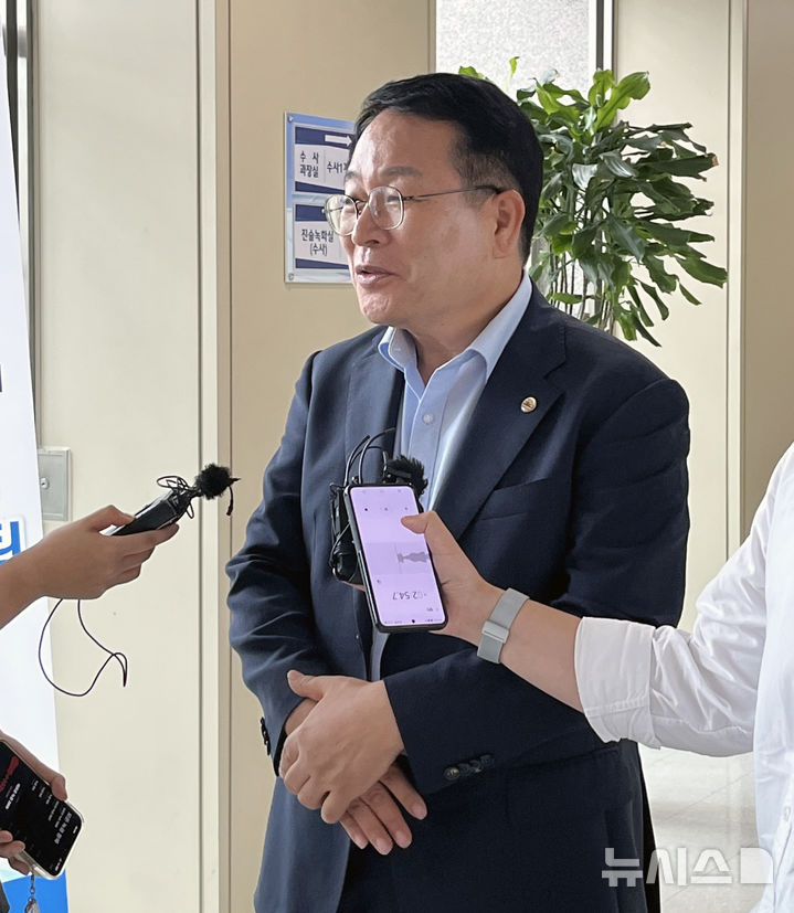 [전주=뉴시스] 강경호 기자 = 공직선거법 위반 의혹으로 재차 조사를 받은 정헌율 익산시장이 5일 전북 전주시 전북경찰청에 출석해 조사를 마친 후 취재진의 질문에 답하고 있다. 2024.09.05. lukekang@newsis.com