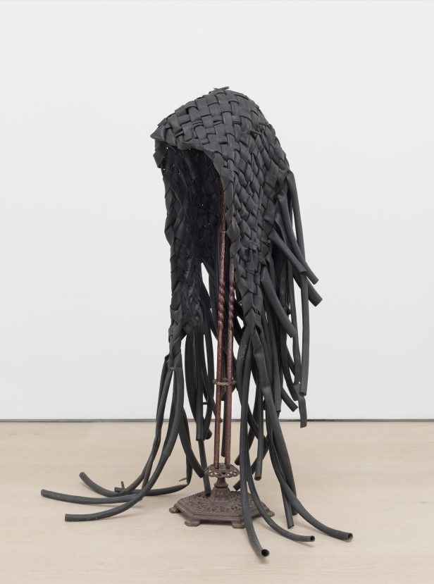 데이비드 해먼스(David Hammons) Rubber Dread 1989 자전거 바퀴 고무 튜브, 금속 스탠드, 고무공 131.4 × 53.3 × 50.8 cm ⓒ David Hammons / Artists Rights Society (ARS), New York - SACK, Seoul, 2024. Courtesy David Zwirner Photo: Kerry McFate *재판매 및 DB 금지