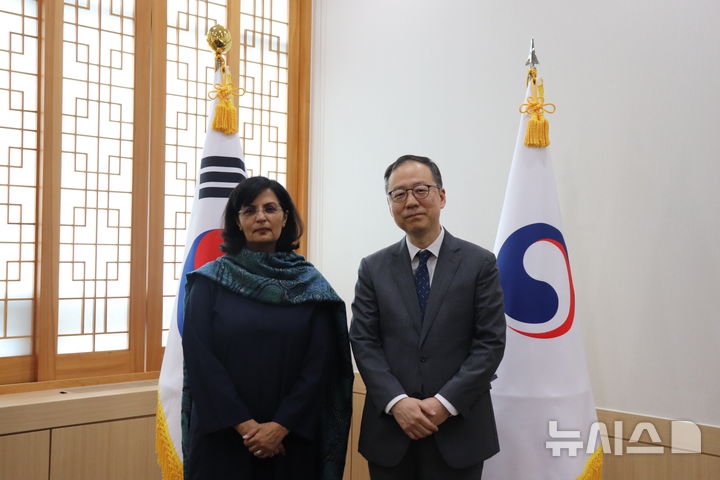 [서울=뉴시스] 권기환 외교부 글로벌다자외교조정관은 5일 방한 중인 사니아 니쉬타르 세계백신면역연합(Gavi·가비) 대표를 면담하고 상호 협력 강화 방안을 협의했다. (사진= 외교부 제공)