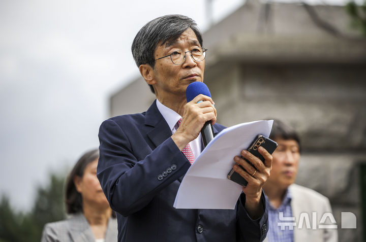 [서울=뉴시스] 정병혁 기자 = 곽노현 전 서울시교육감이 5일 서울 종로구 서울시교육청 앞에서 서울시교육감 보궐선거 출마선언을 하고 있다. 2024.09.05. jhope@newsis.com