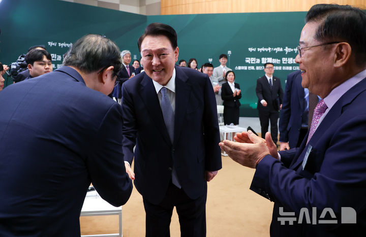 [광주=뉴시스] 조수정 기자 = 윤석열 대통령이 5일 광주과학기술원에서 '첨단기술과 문화로 미래를 디자인하는 광주'를 주제로 열린 스물여덟 번째 국민과 함께하는 민생토론회에 입장하며 참석자들과 악수하고 있다. 2024.09.05. chocrystal@newsis.com