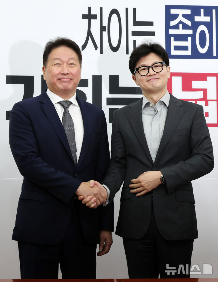 [서울=뉴시스] 조성우 기자 = 한동훈(오른쪽) 국민의힘 대표가 5일 오후 서울 여의도 국회에서 최태원 대한상공회의소 회장을 접견, 기념촬영하고 있다. 2024.09.05. xconfind@newsis.com