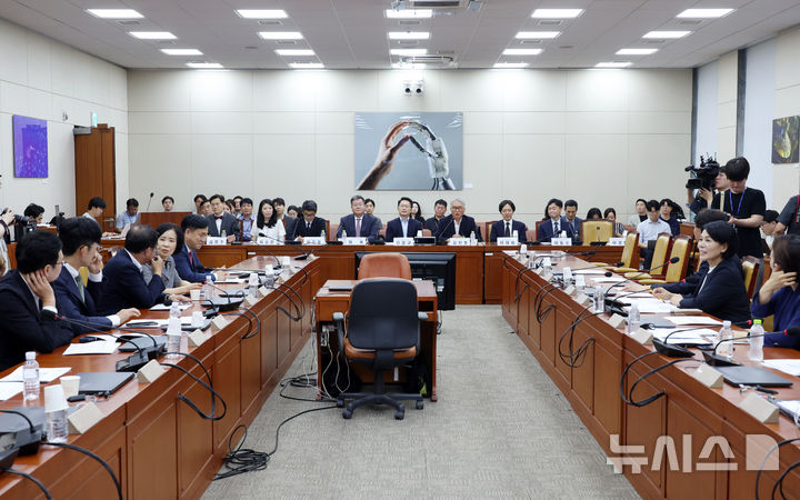 [서울=뉴시스] 고승민 기자 = 김민호 성균관대 법학대학원 교수가 5일 서울 여의도 국회 과방위에서 열린 '딥페이크 성범죄영상물 어떻게 근절하 것인가' 토론회를 진행하고 있다. 2024.09.05. kkssmm99@newsis.com