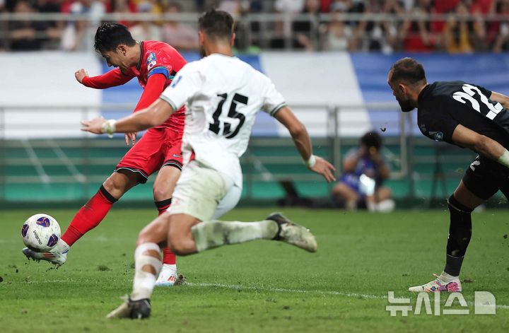 [서울=뉴시스] 정병혁 기자 = 5일 서울 마포구 서울월드컵경기장에서 열린 2026 북중미 월드컵 아시아 지역 3차 예선 B조 1차전 대한민국과 팔레스타인의 경기에서 손흥민이 슛을 하고 있다. 2024.09.05. jhope@newsis.com