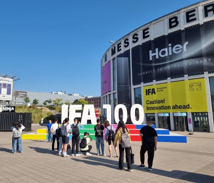 [베를린=뉴시스]미디어 관계자 등이 5일(현지시간) IFA 100주년 기념 조형물 앞에서 사진을 찍기 위해 모여 있다. (사진=이지용 기자) 2024.09.05. leejy5223@newsis.com *재판매 및 DB 금지