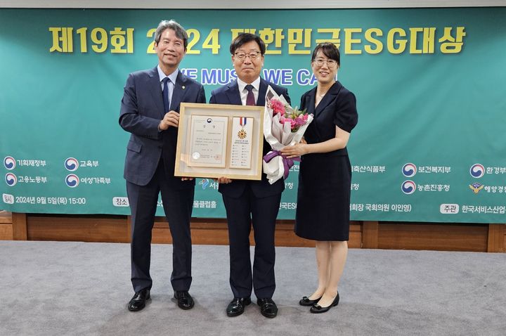 한국프레스센터에서 5일 열린 '제19회 대한민국 ESG대상' 시상식에서 한창술 국립백두대간수목원장이 여성가족부장관상 수상 후 기념사진을 찍고 있다. (사진=한국수목원정원관리원 제공) *재판매 및 DB 금지