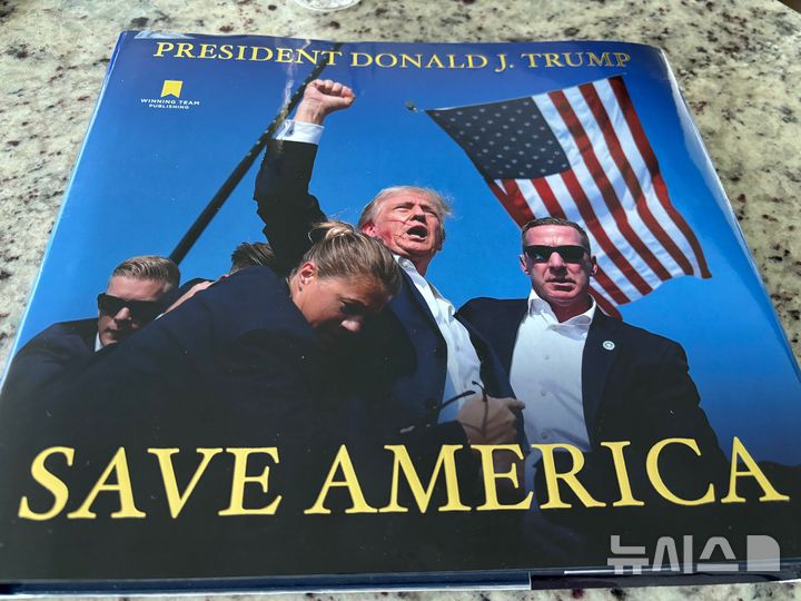 [워싱턴=뉴시스]도널드 트럼프 미국 공화당 대선 후보의 화보집 '세이브 아메리카(SAVE AMERICA)' 표지. 2024.09.06.