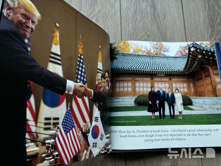 [워싱턴=뉴시스]도널드 트럼프 미국 공화당 대선 후보의 화보집 '세이브 아메리카(SAVE AMERICA)'에 수록된 문재인 전 대통령과의 사진. 2024.09.06. 