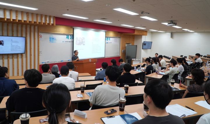 [서울=뉴시스] 지난달 19일부터 21일까지 진행된 세종대 금속유기화합물 첨단소재응용 핵심연구지원센터의 ‘XPS 교육’에서 김선재 센터장이 개회사를 하고 있다. (사진=세종대 제공) *재판매 및 DB 금지