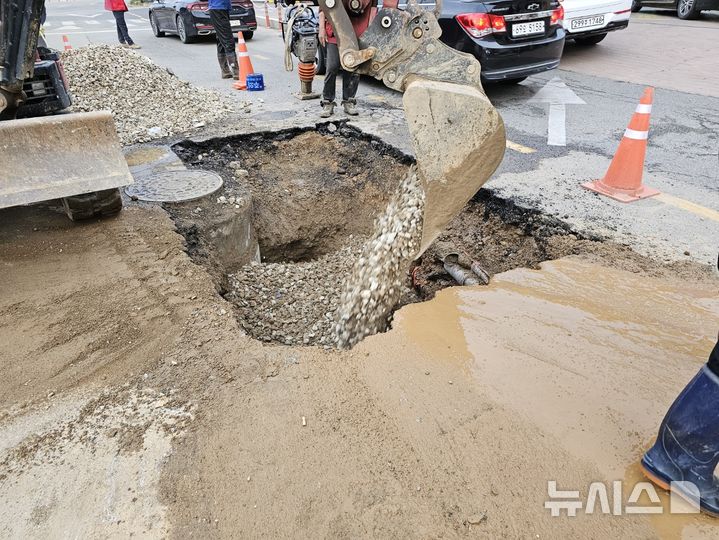 [화성=뉴시스] 화성시가 상수도관 누수복구 작업을 하고 있다.(사진=화성시 제공)2024.09.06.photo@newsis.com