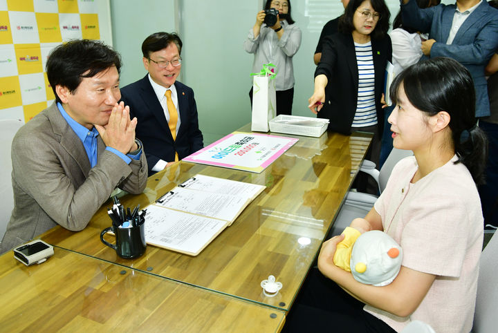 6일 대경월드휴먼브리지 사무실에서 조현일 경산시장(왼쪽)이 아이드림축하금을 신청한 시민을 격려하고 있다. (사진=경산시 제공) *재판매 및 DB 금지