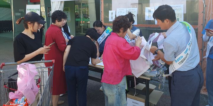 [양산=뉴시스] 안지율 기자 = 농수산물종합유통센터에서 진행된 환경 캠페인을 하고 있다. (사진=양산시 제공) 2024.09.07. photo@newsis.com *재판매 및 DB 금지