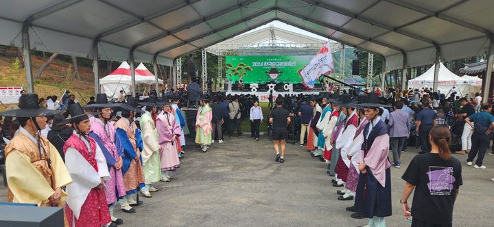 [논산=뉴시스]곽상훈 기자=제1회 한국유교문화축전이 6일 오후 한국유교문화진흥원 특설무대에서 개막식이 열렸다. 한국의 꽃선비 20여 명이 행사 도우미를 자처하고 나서 눈길을 끌었다. 2024. 09. 06 kshoon0663@newsis.com *재판매 및 DB 금지