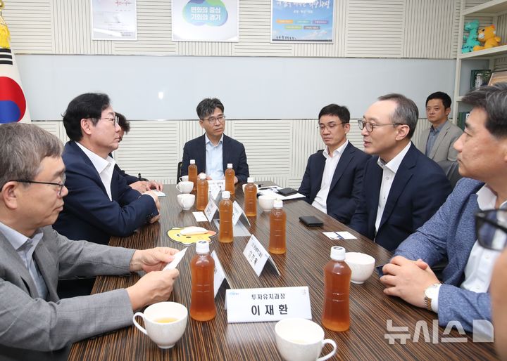 [화성=뉴시스] 정명근 화성시장(왼쪽 두번째)과 지현기 삼성전자 부사장(오른쪽 두번째)이 6일 동탄출장소에서 면담하고 있다.(사진=화성시 제공)2024.09.06.photo@newsis.com