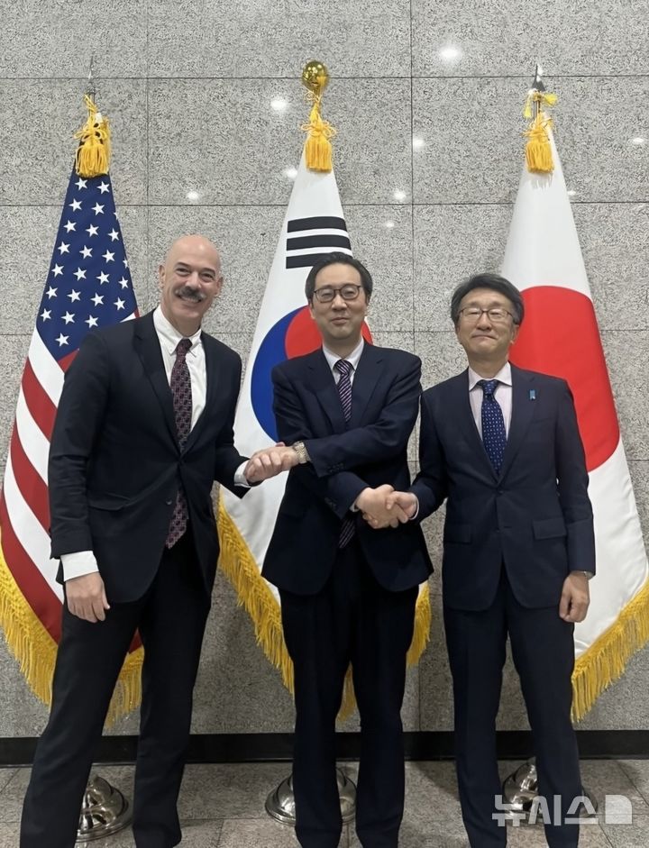 [서울=뉴시스] 이준일 외교부 한반도정책국장과 세스 베일리 미국 국무부 대북특별부대표, 구마가이 나오키 일본 외무성 사이버정책대사는 6일 오후 서울에서 '제3차 북한 사이버 위협 대응 한미일 외교당국 실무그룹 회의'에 한미일 3국 수석대표로 참석해 최근 북한의 불법 사이버 활동에 대한 정보를 교환하고 효과적인 차단 방안을 논의했다. (사진= 외교부 제공)