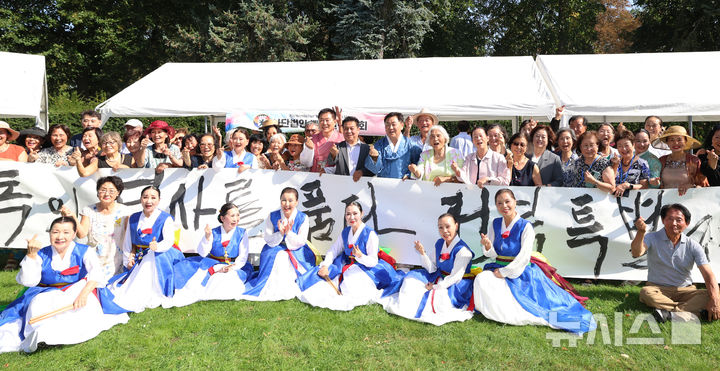 [전주=뉴시스] 김관영 전북지사를 비롯한 전북특별자치도 대표단은 현지시간 6일 베를린 외곽에 위치한 베를린 한인 성당에서 파독 광부, 간호사들과 고향의 정을 나누는 뜻 깊은 시간을 갖고 다함께 기념촬영을 하고 있다. (사진= 전북자치도 대표단 제공) *재판매 및 DB 금지