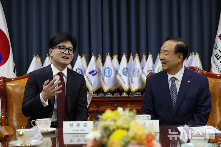 [서울=뉴시스] 정병혁 기자 = 한동훈 국민의힘 대표가 6일 서울 종로구 한국교회총연합을 찾아 장종현 한국교회총연합 대표회장과 대화를 나누고 있다. 2024.09.06. jhope@newsis.com