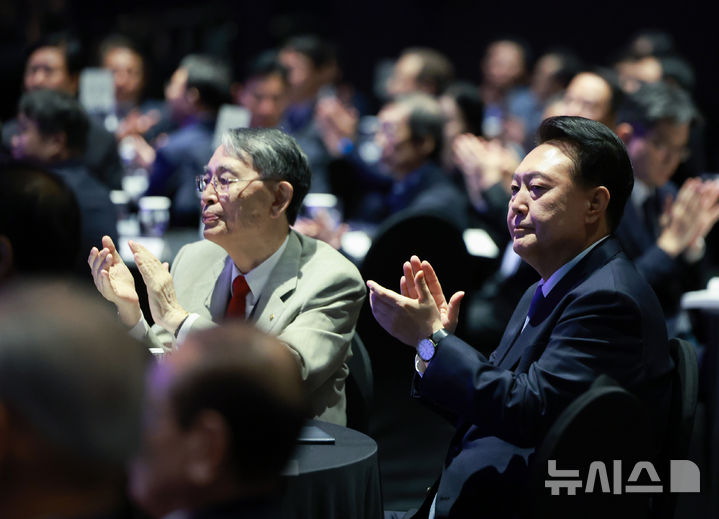 [서울=뉴시스] 조수정 기자 = 윤석열 대통령이 6일 서울 중구 더플라자호텔에서 열린 한국법학교수회 창립 60주년 기념식 및 학술대회에 참석해 박수치고 있다. 왼쪽은 윤 대통령의 스승인 송상현 서울대 명예교수. (대통령실통신사진기자단) 2024.09.06. chocrystal@newsis.com