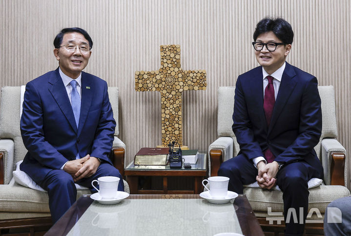 [서울=뉴시스] 정병혁 기자 = 한동훈 국민의힘 대표가 6일 서울 종로구 한국기독교교회협의회을 찾아 김종생 한국기독교교회협의회 총무와 대화를 하고 있다. 2024.09.06. jhope@newsis.com